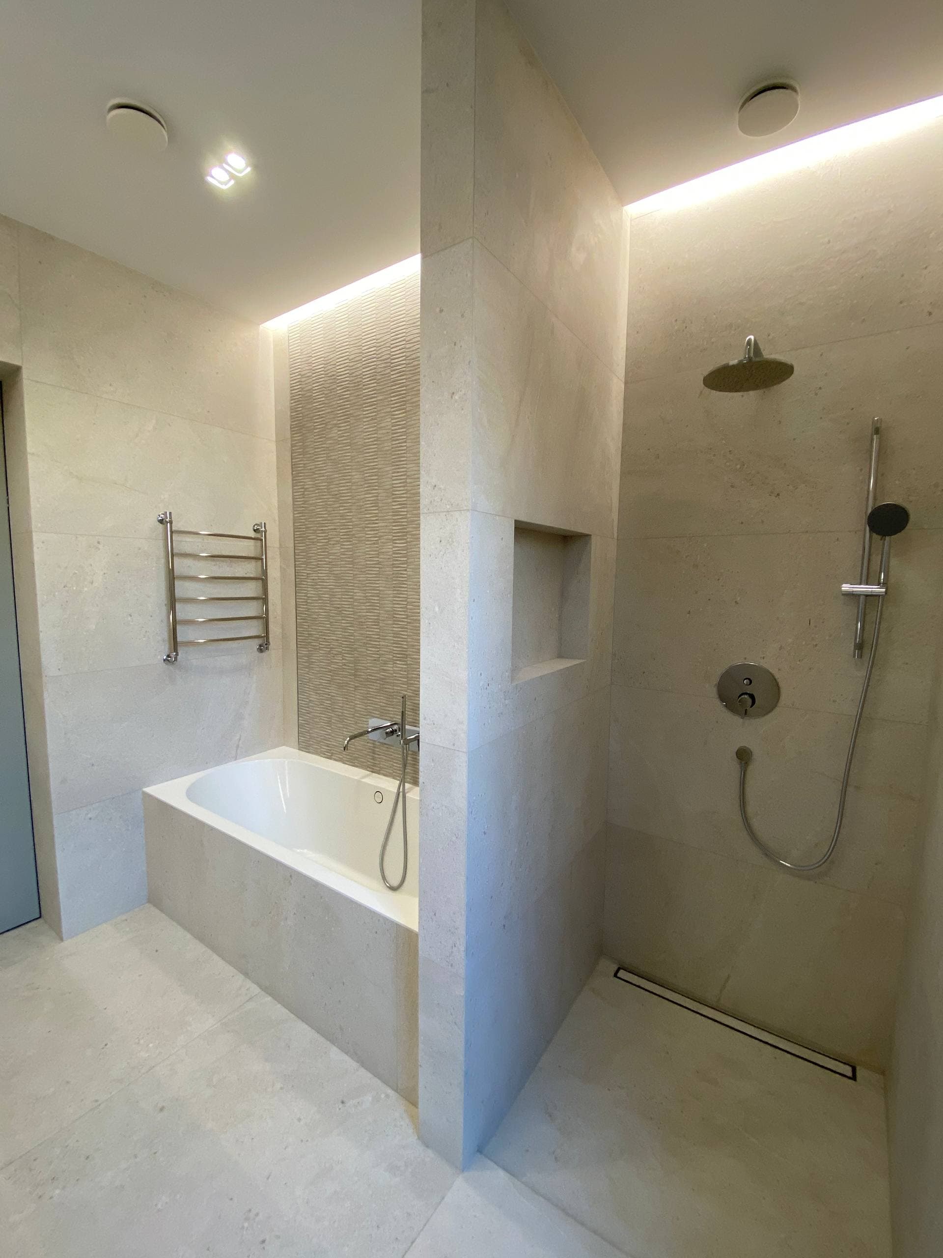 ЖК Тургенев — Ванная — ванна и душевая