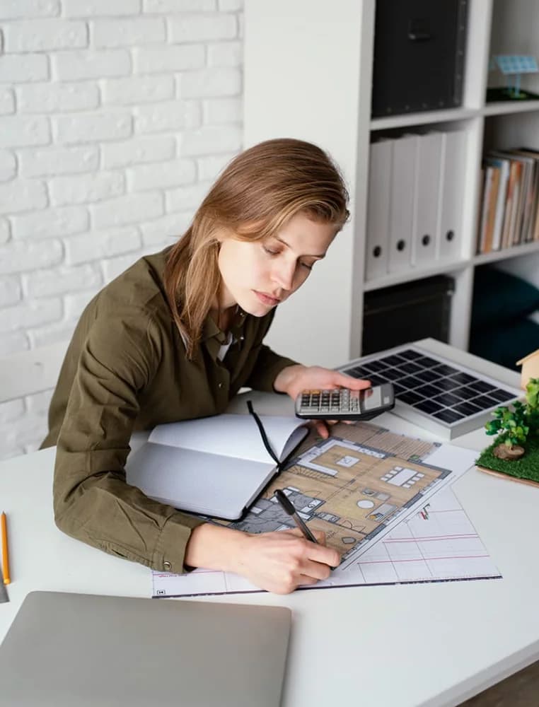 Дизайнер за работой